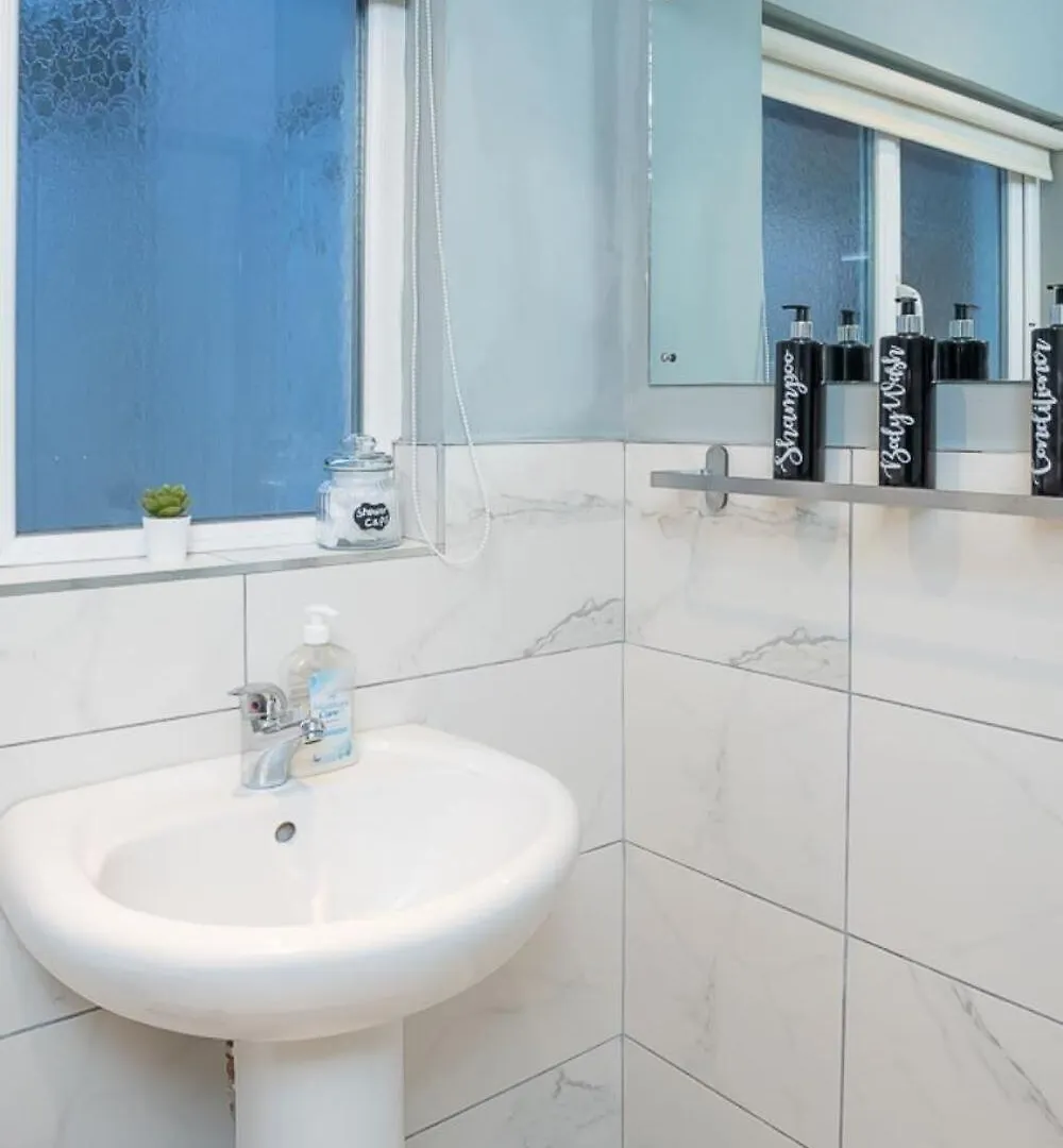 1 Bdr Apartment At Queens Uni By Belfast City Breaks
