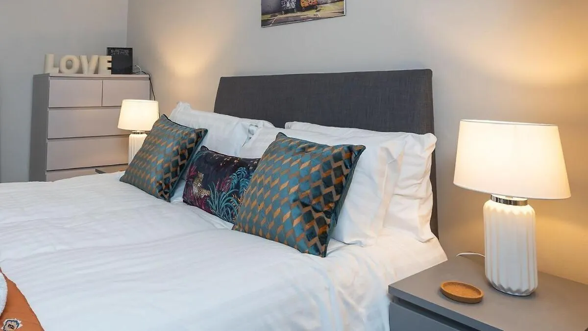 1 Bdr Apartment At Queens Uni By Belfast City Breaks